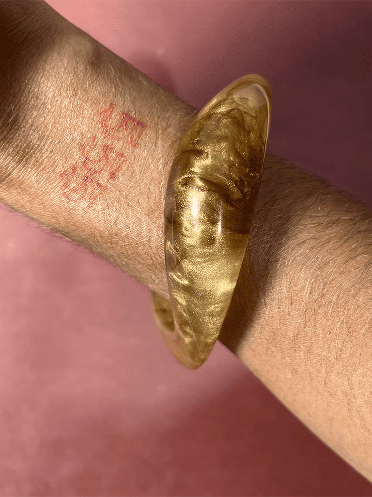 Bracelete Boho de Resina Amarelada com Formato Orgânico
