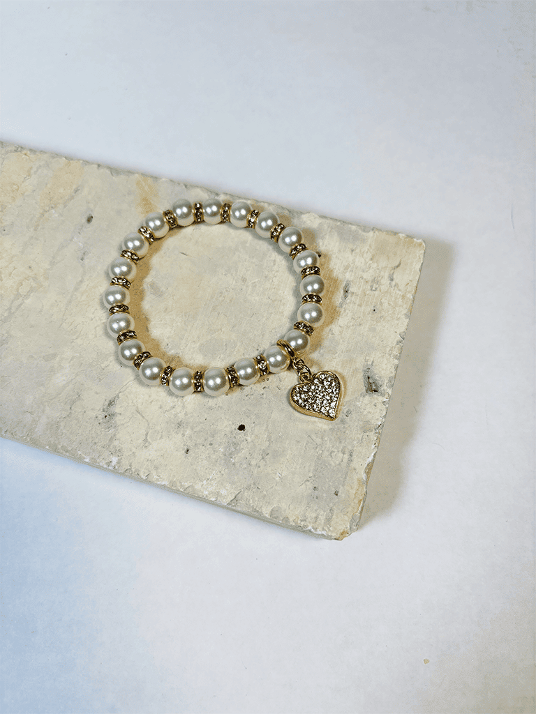 Pulseira Boho de Pérolas com Pingente de Coração Dourado de Metal