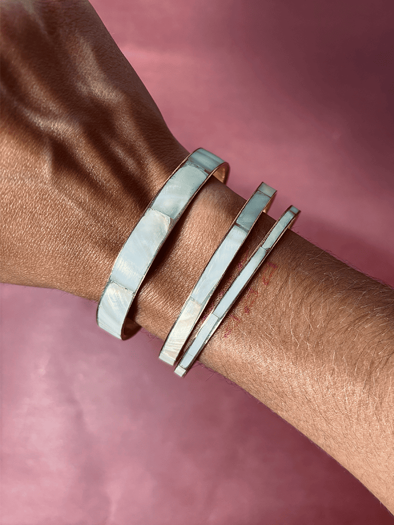 Conjunto de Braceletes Boho de Metal Dourado e Resina Perolada