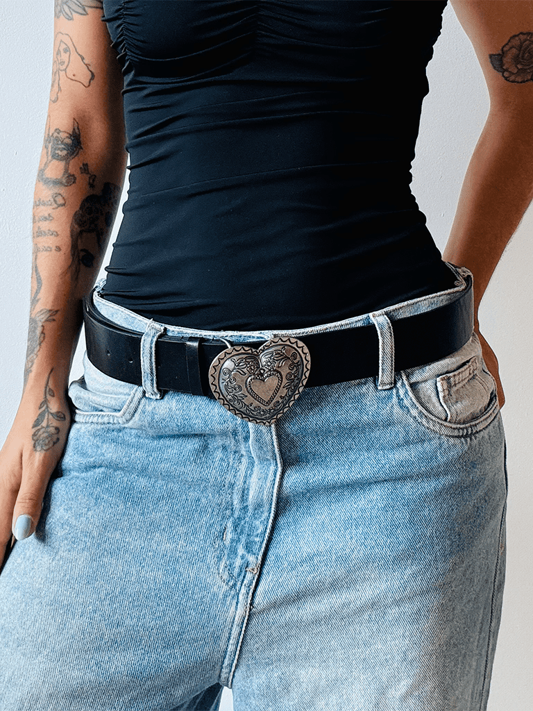 Cinto de Couro Sintético Preto com Fivela de Metal de Coração
