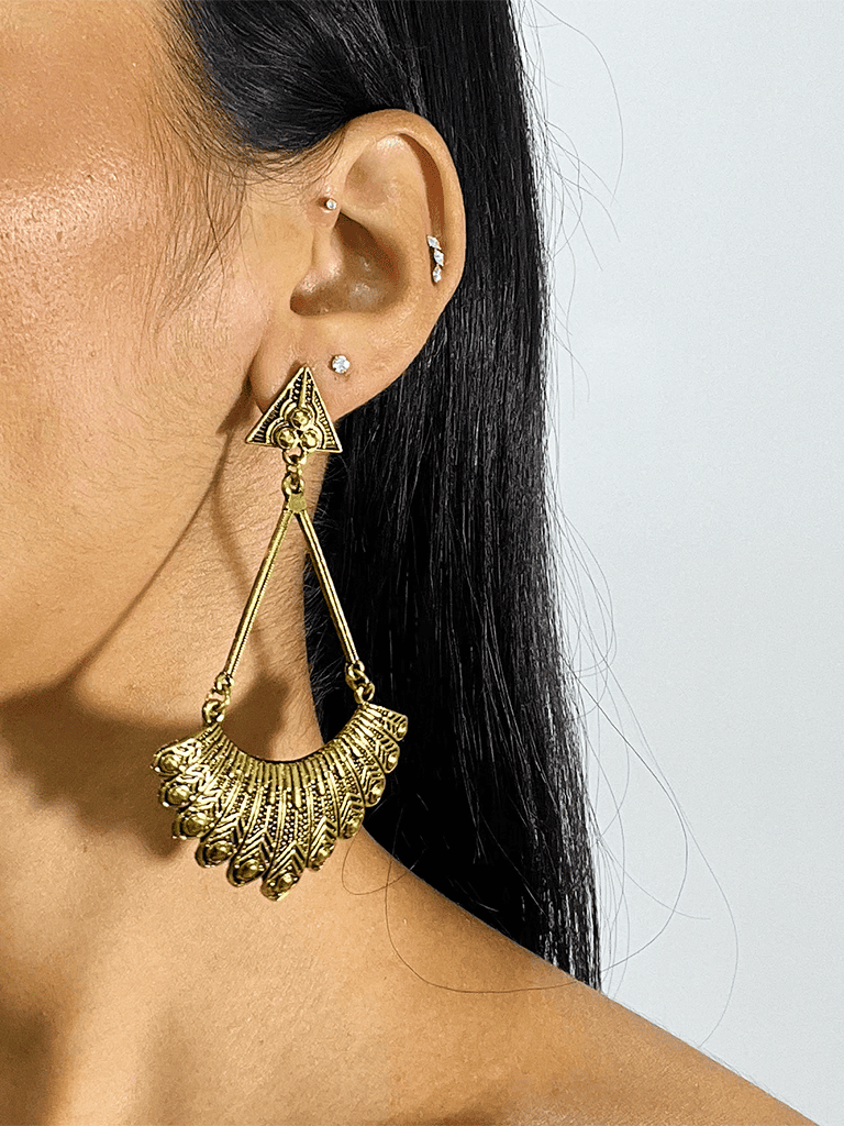 Brinco Boho de Metal Dourado Fotmato Penas