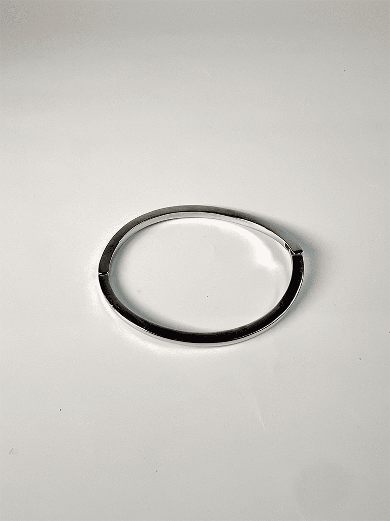 Pulseira Prateada Lisa Rígida com Design Minimalista
