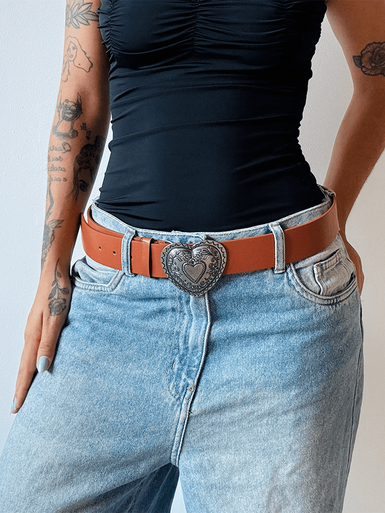 Cinto de Couro Sintético Cor Terra com Fivela de Metal de Coração