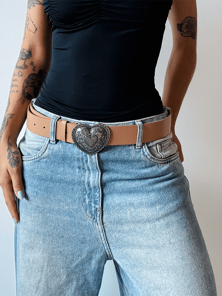 Cinto de Couro Sintético Bege com Fivela de Metal de Coração