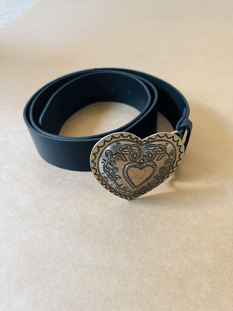Cinto de Couro Sintético Preto com Fivela de Metal de Coração