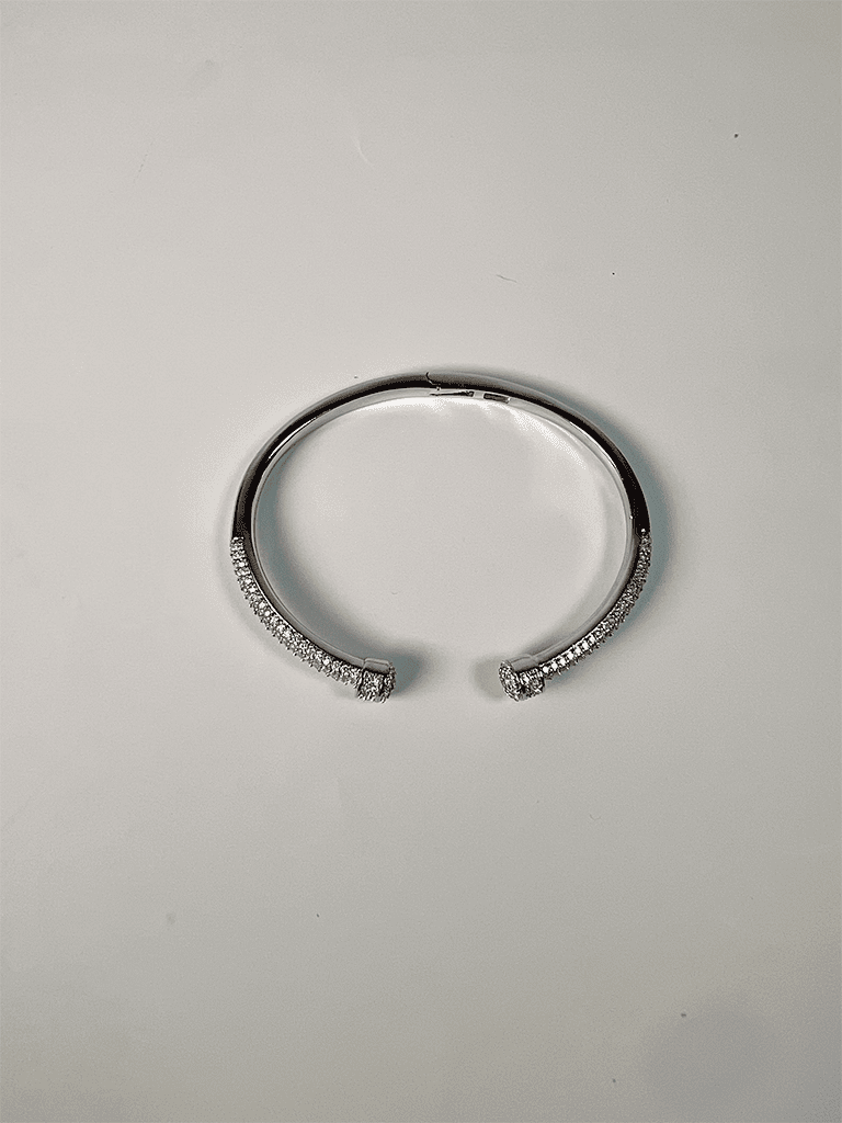 Pulseira Prateada Aberta com Pontas Cravejadas de Zircônia