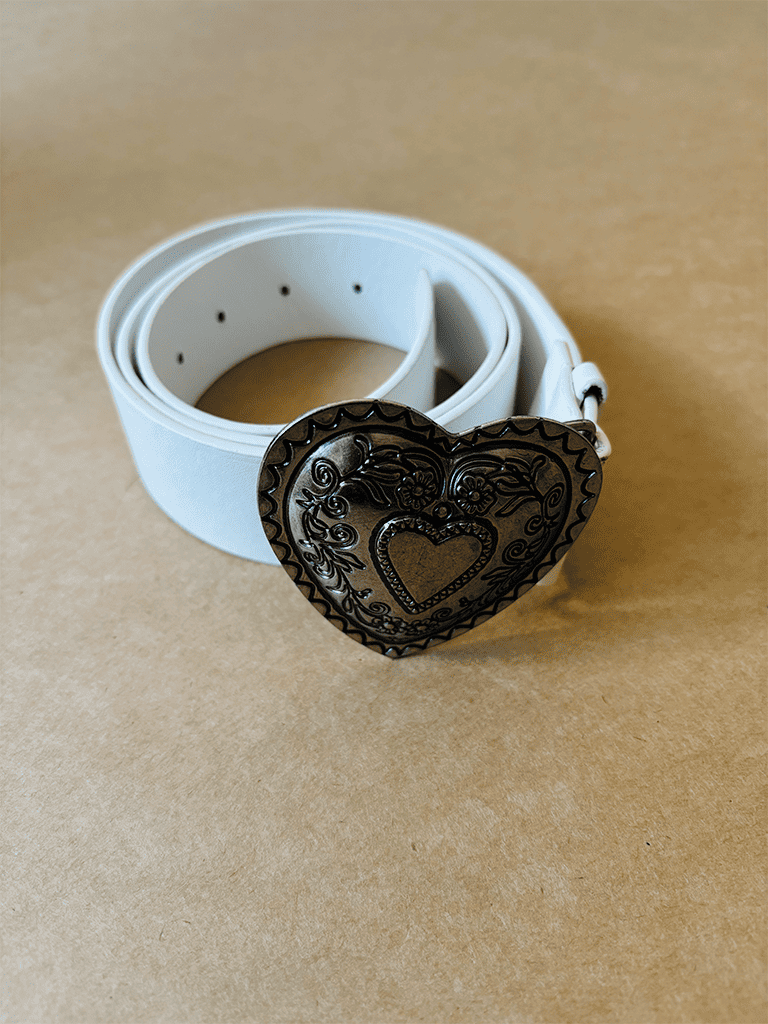 Cinto de Couro Sintético Branco com Fivela de Metal de Coração