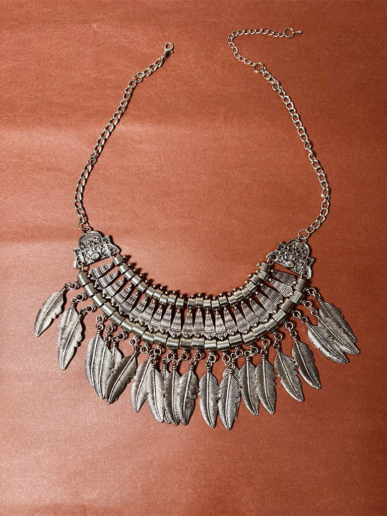 Colar Boho de Metal Prata com Penas