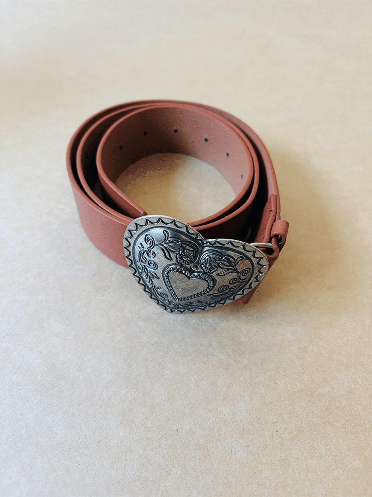 Cinto de Couro Sintético Cor Terra com Fivela de Metal de Coração