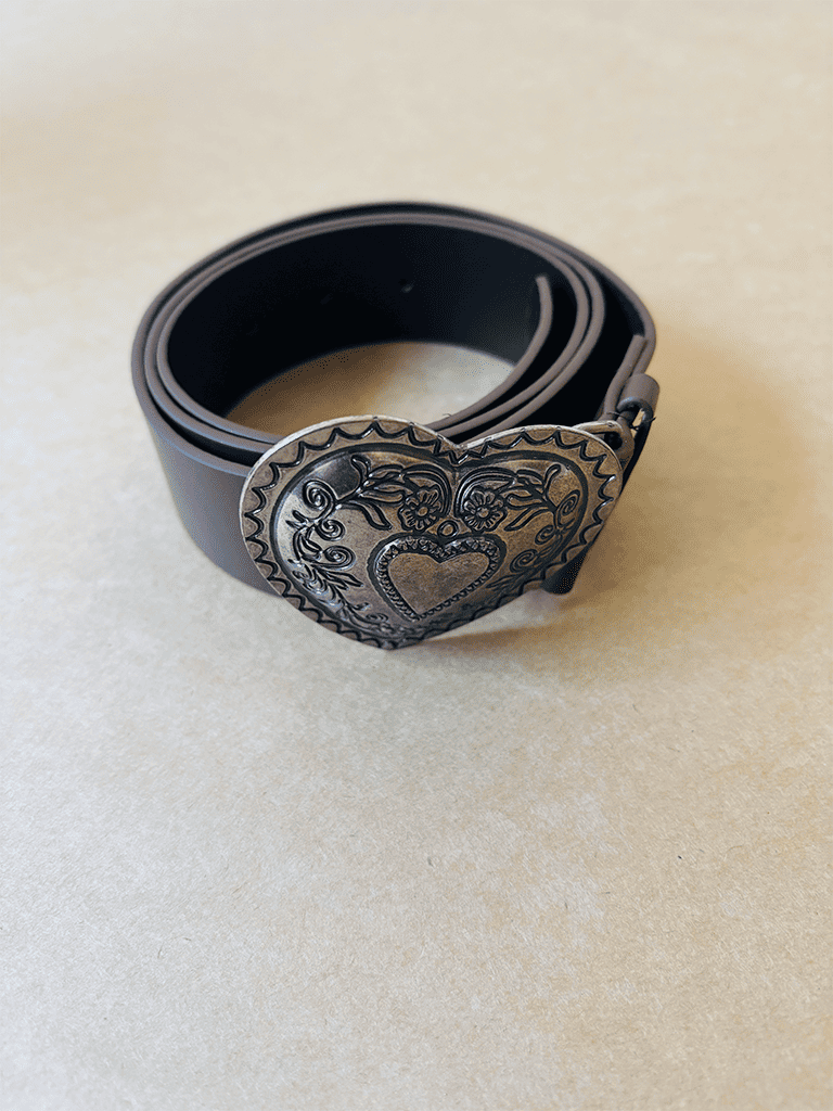 Cinto de Couro Sintético Marrom com Fivela de Metal de Coração