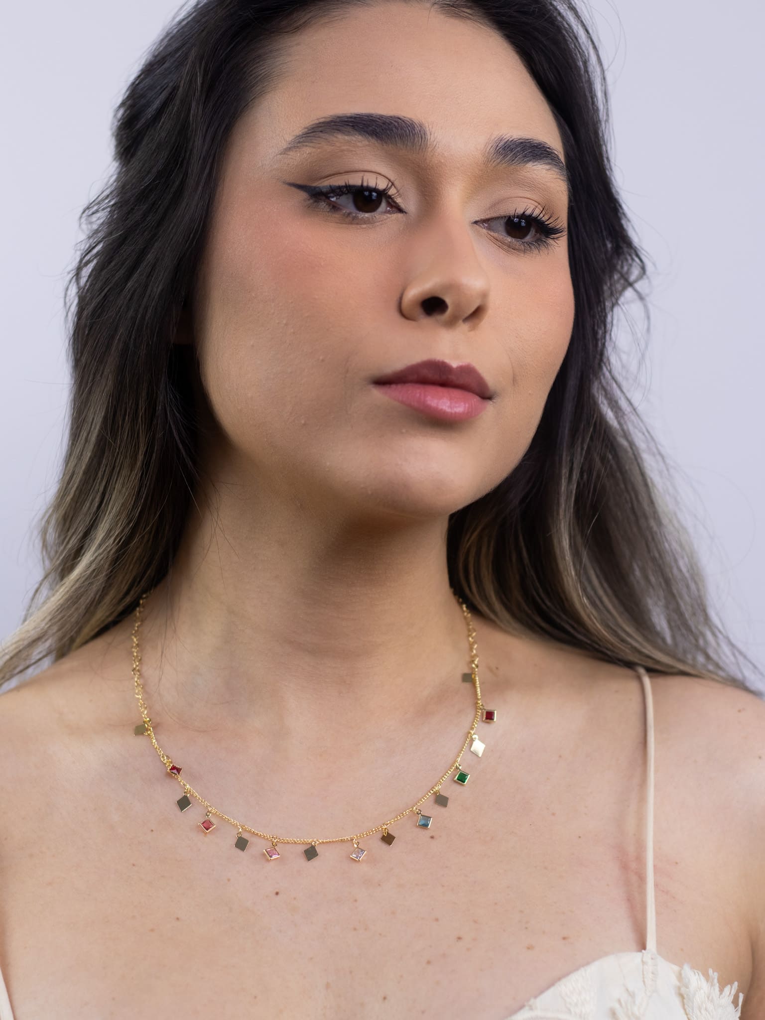 Choker Metal Quadrado com Cristal Colorido Banhado a Ouro 18k