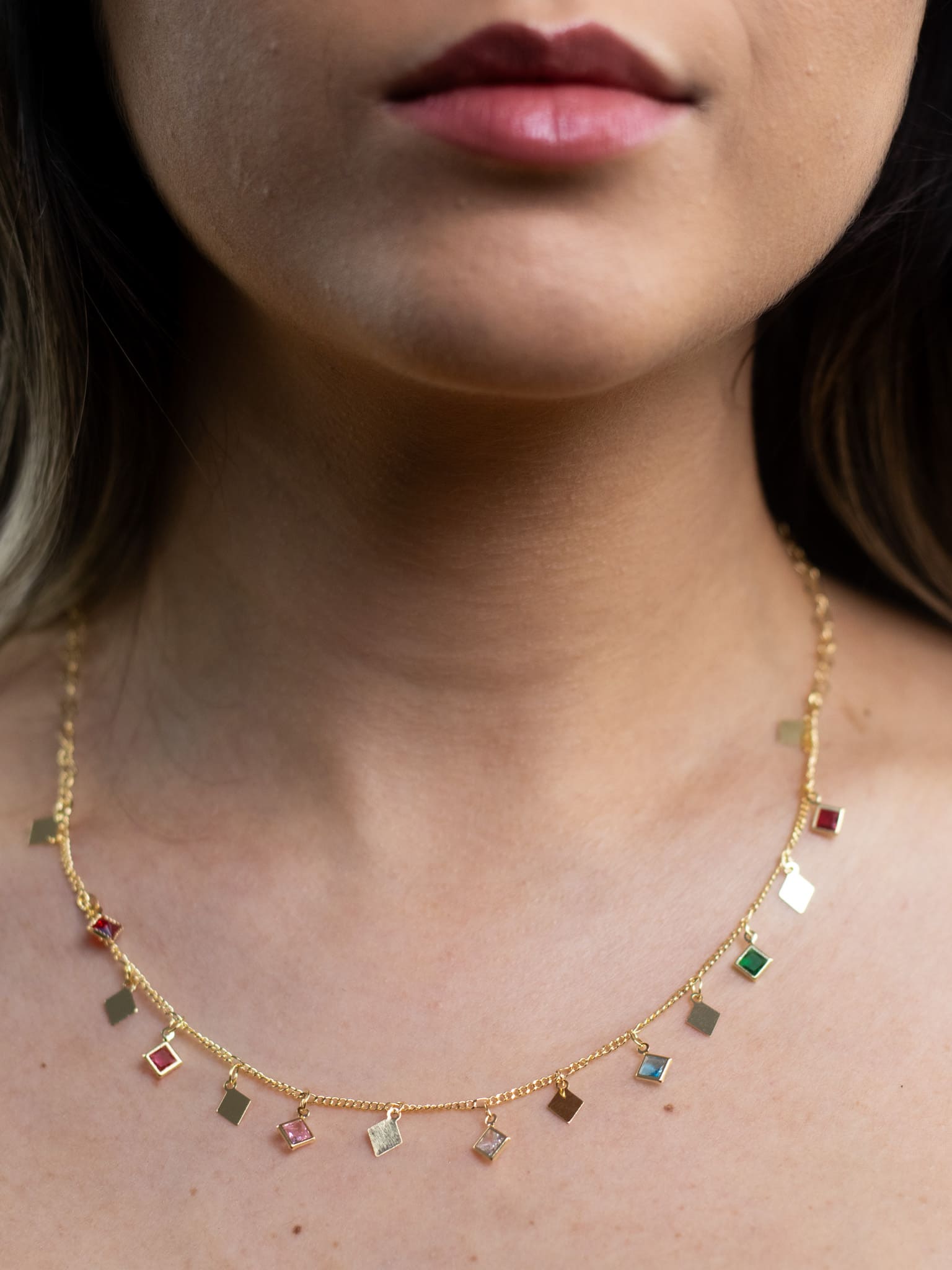 Choker Metal Quadrado com Cristal Colorido Banhado a Ouro 18k