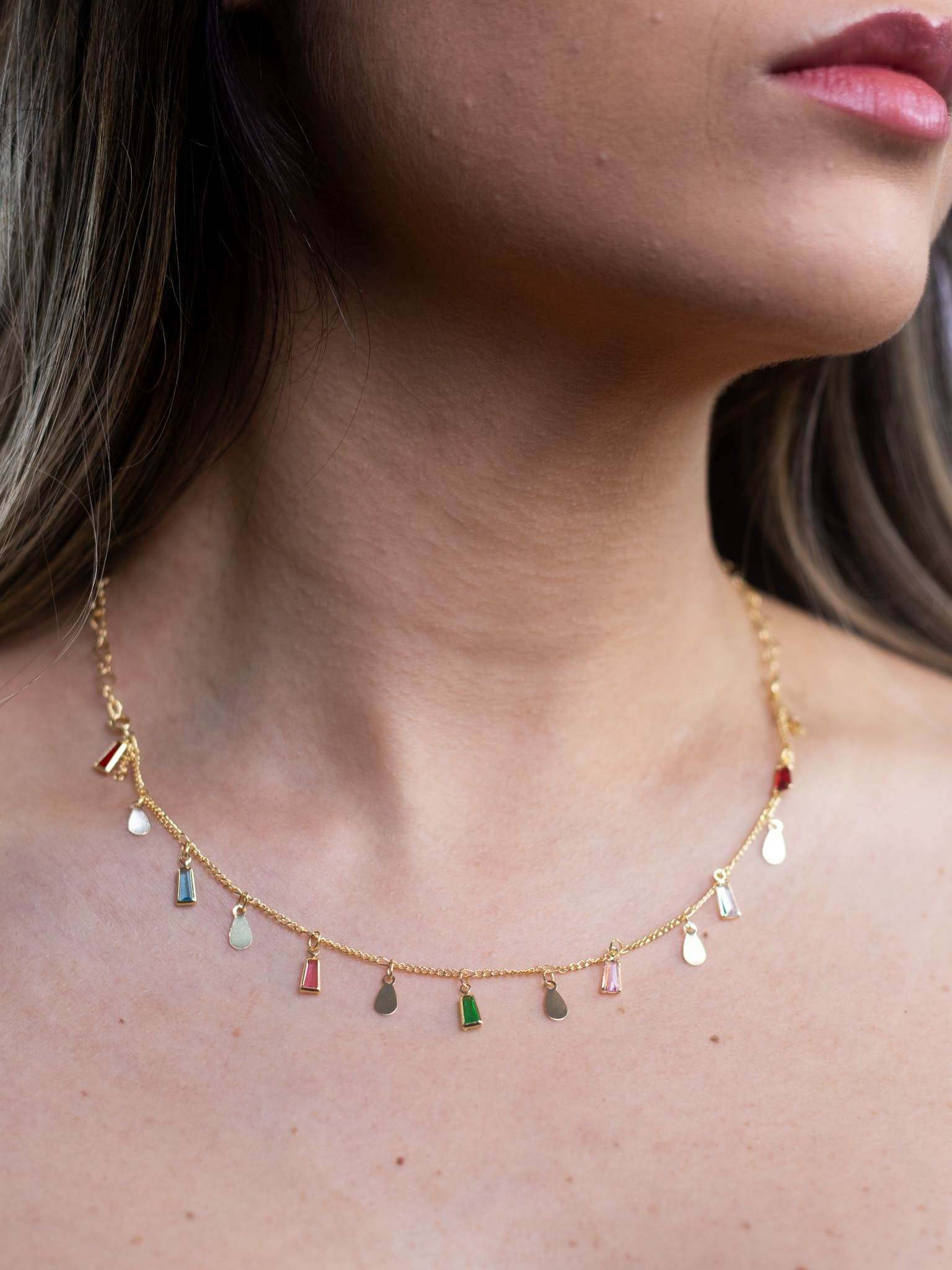 Choker Gota de Metal com Cristal Colorido Banhado a Ouro 18k