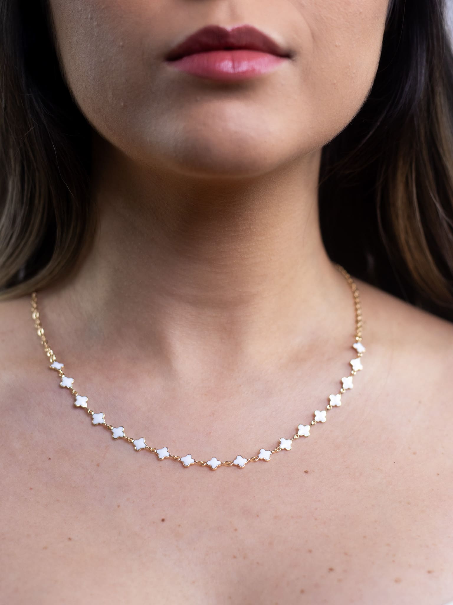 Choker Esmaltada Trevo Branco Banhada a Ouro 18k