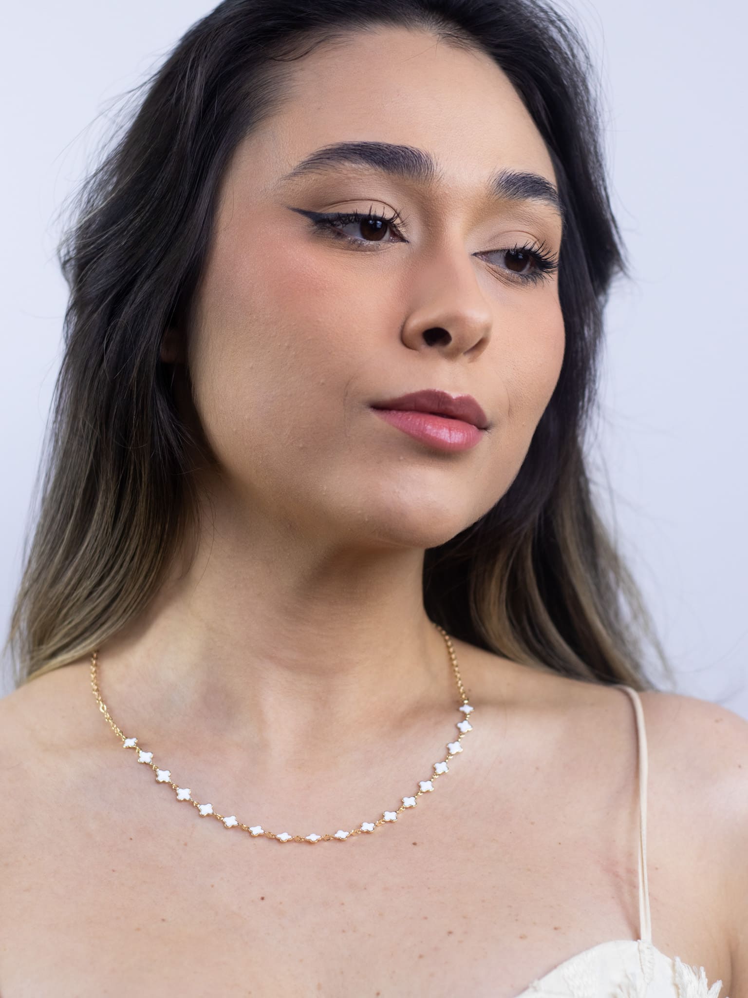 Choker Esmaltada Trevo Branco Banhada a Ouro 18k