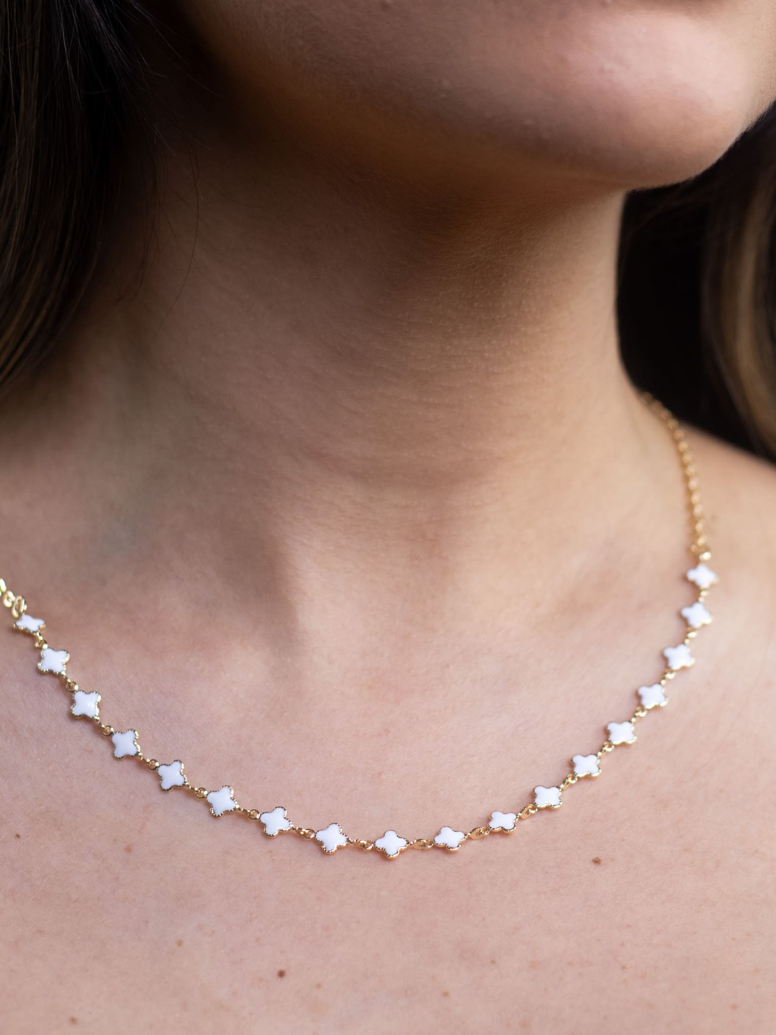 Choker Esmaltada Trevo Branco Banhada a Ouro 18k