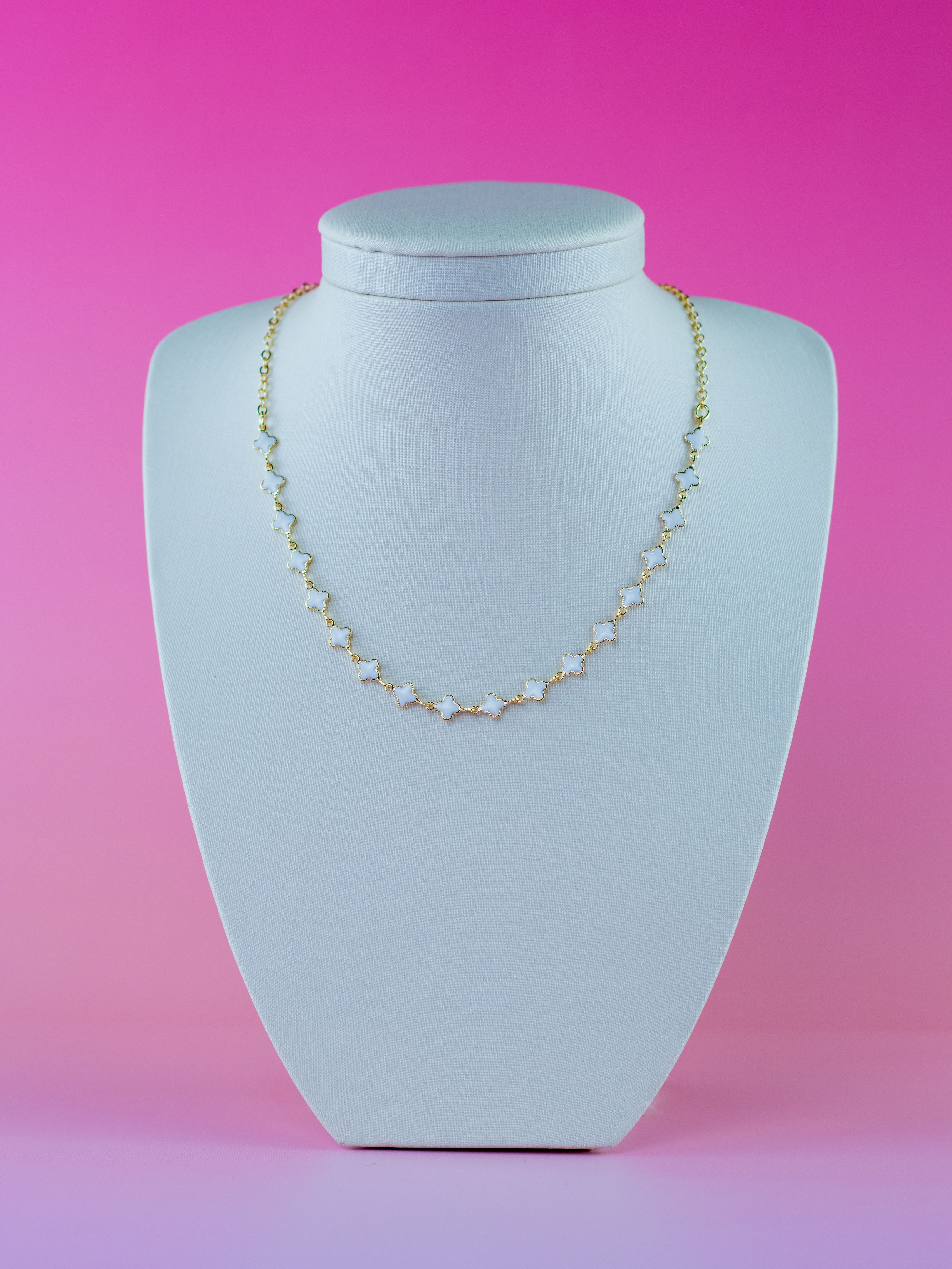 Choker Esmaltada Trevo Branco Banhada a Ouro 18k