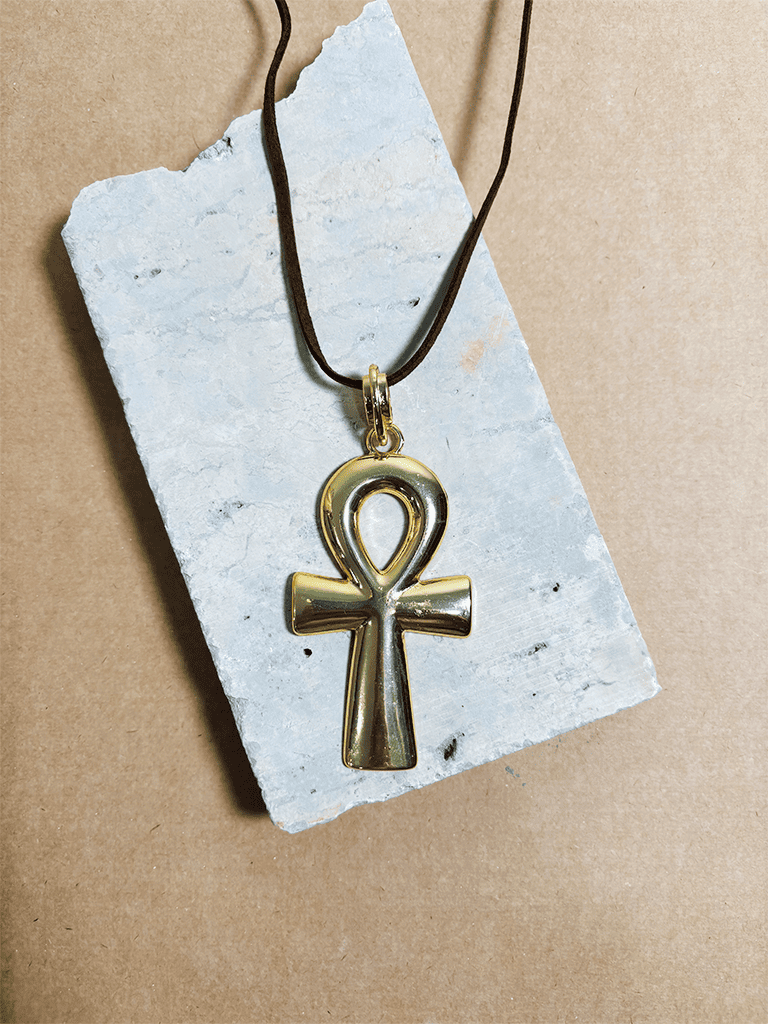 Colar Boho de Cordão Com Pinegnte de Metal Dourado de Cruz