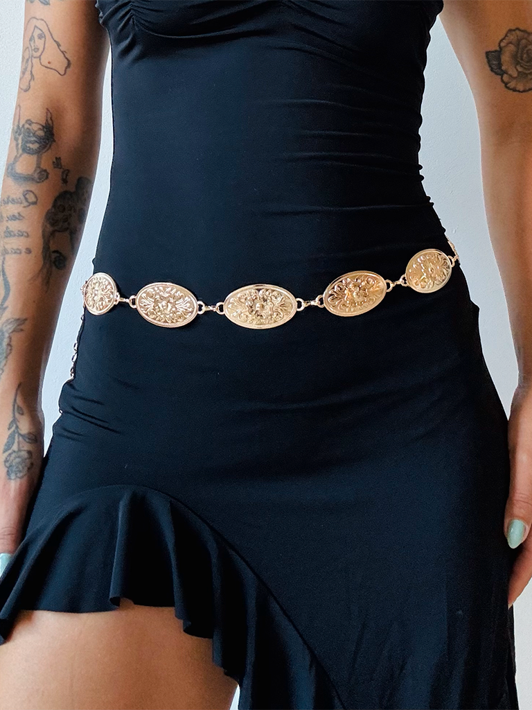 Cinto de Metal Dourado em Formato Oval