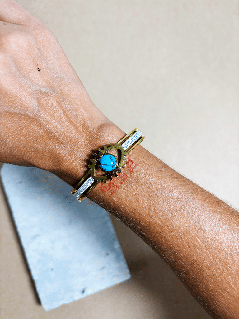 Bracelete Boho de Metal Dourado com Olho Grego em Pedra Azul