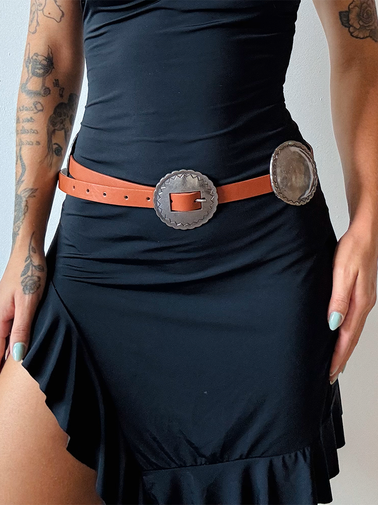 Cinto de Couro Sintético Cor Terra com Fivela de Metal Redonda