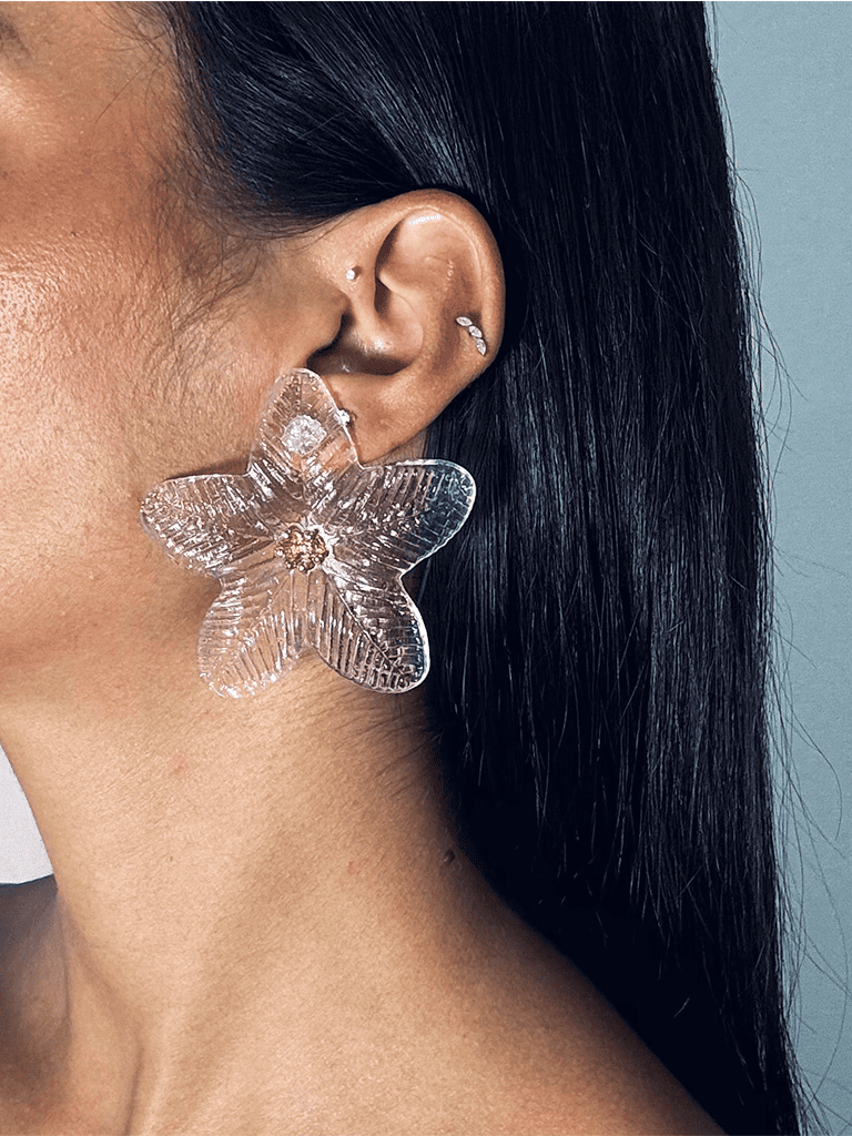 Brinco Boho de Acrílico Transparente com Formato de Flor