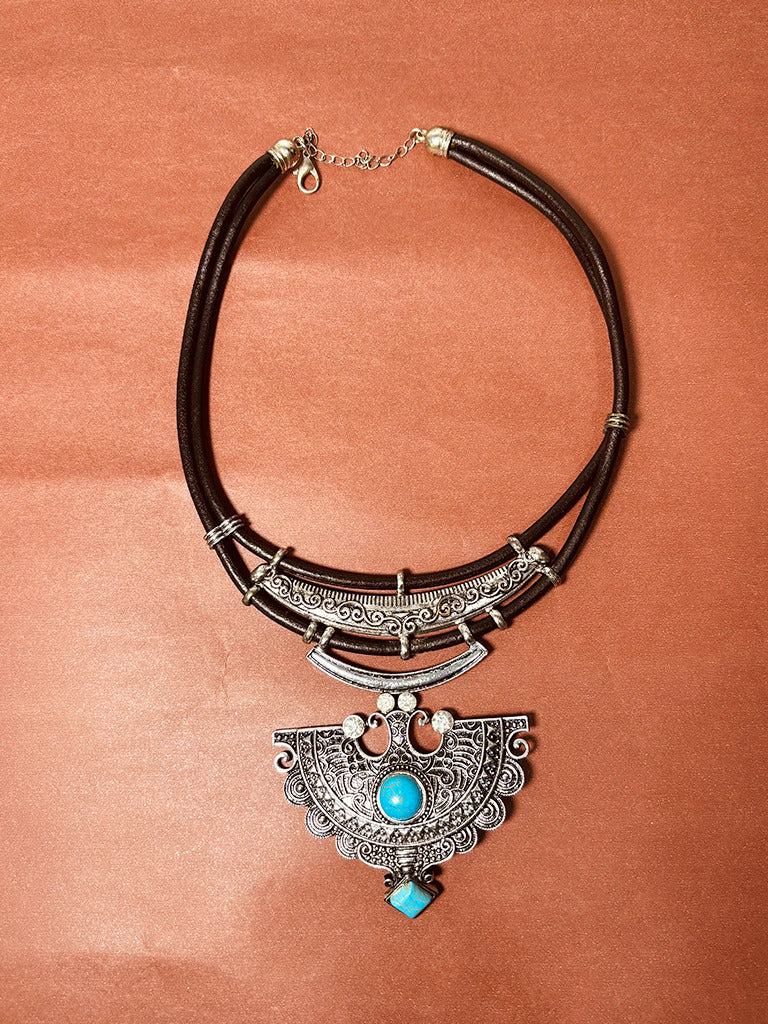 Colar Boho Étnico de Corda e Metal Prata com Pedra Azul