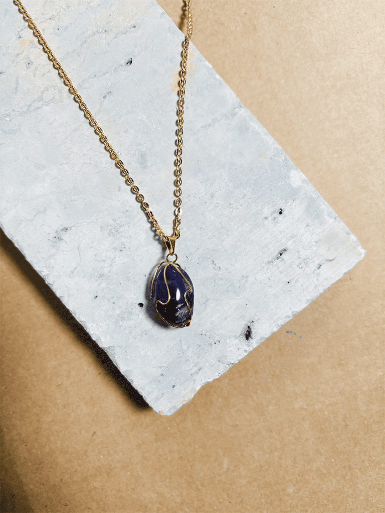 Colar Boho de Metal Dourado com Pingente de Pedra Roxa