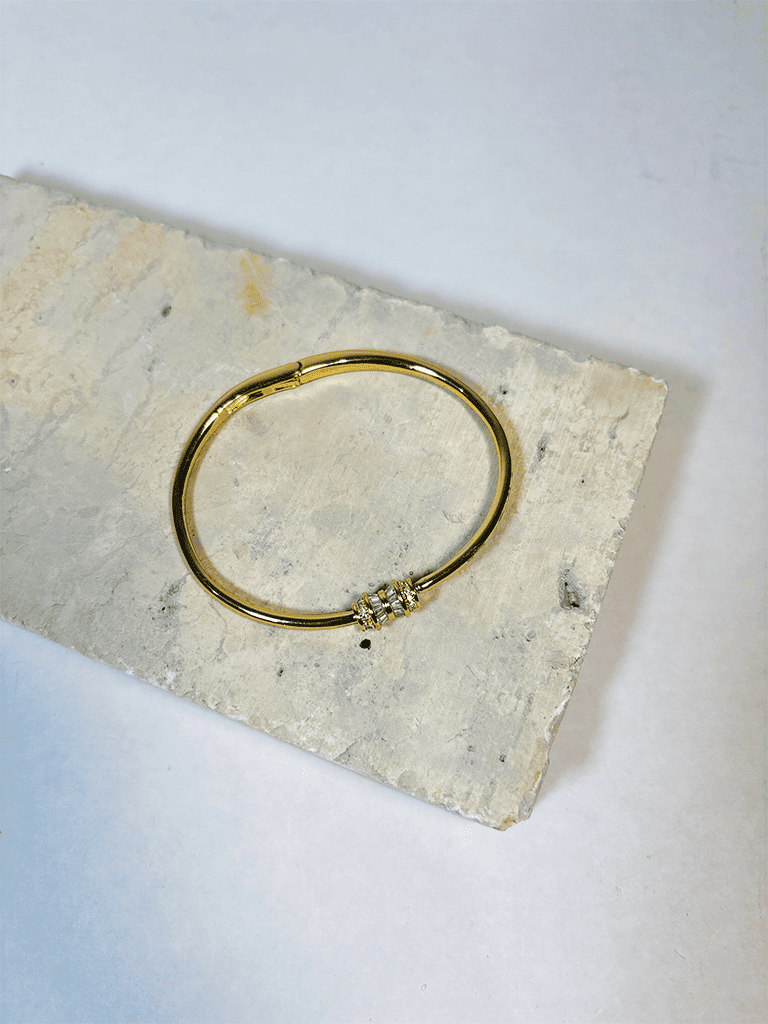 Bracelete Boho de Metal Dourado com Fecho de Cristal
