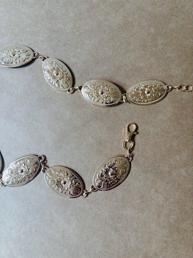 Cinto de Metal Dourado em Formato Oval