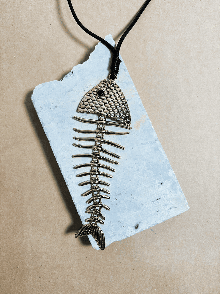 Colar Boho de Cordão Com Pinegnte de Metal Dourado de Peixe Grande