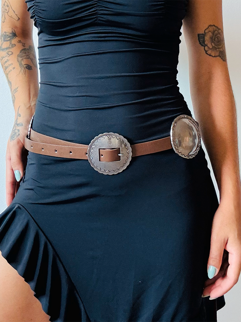 Cinto de Couro Sintético Marrom com Fivela de Metal Redonda