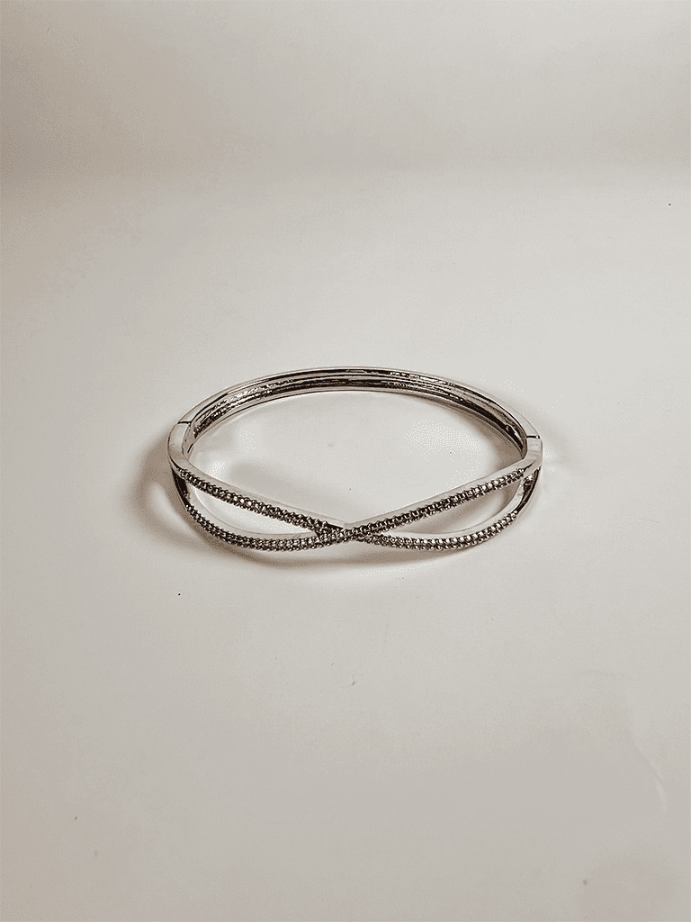 Pulseira Prateada Rígida com Detalhe Cruzado de Zircônias