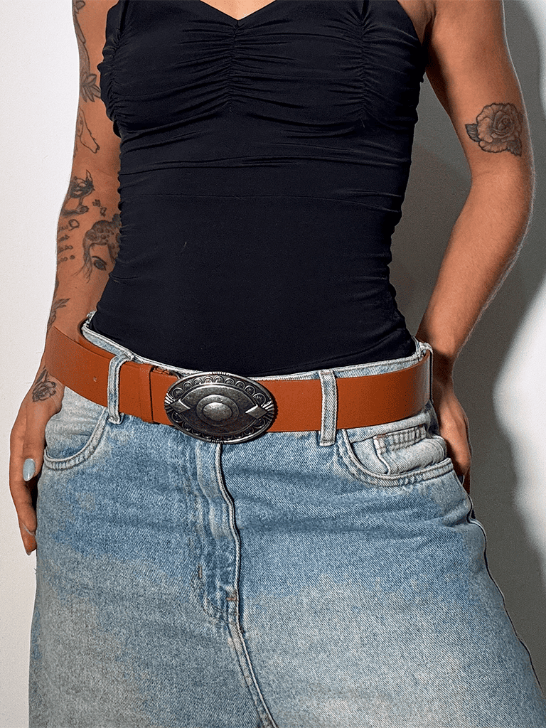 Cinto Cowboy de Couro Sintético Cor Terra com Fivela de Metal