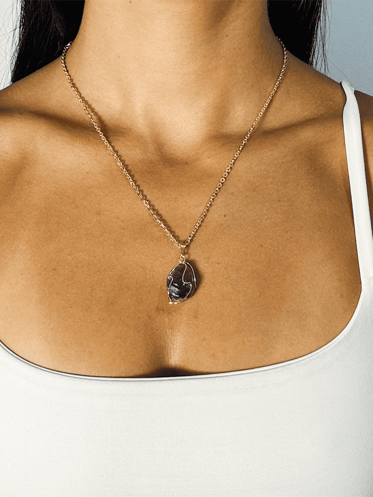 Colar Boho de Metal Dourado com Pingente de Pedra Roxa