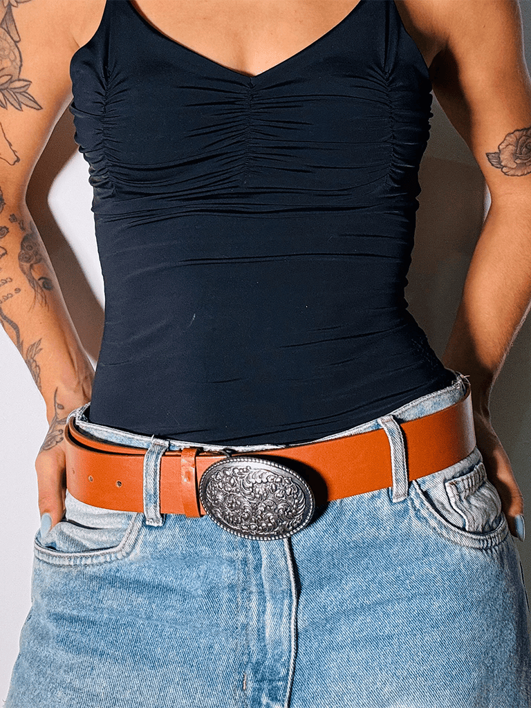 Cinto Cowboy de Couro Sintético Cor Terra com Fivela de Metal Criativa