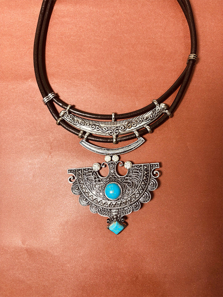 Colar Boho Étnico de Corda e Metal Prata com Pedra Azul