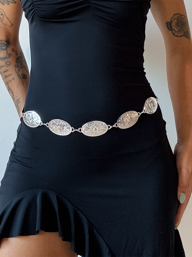 Cinto de Metal Prata em Formato Oval