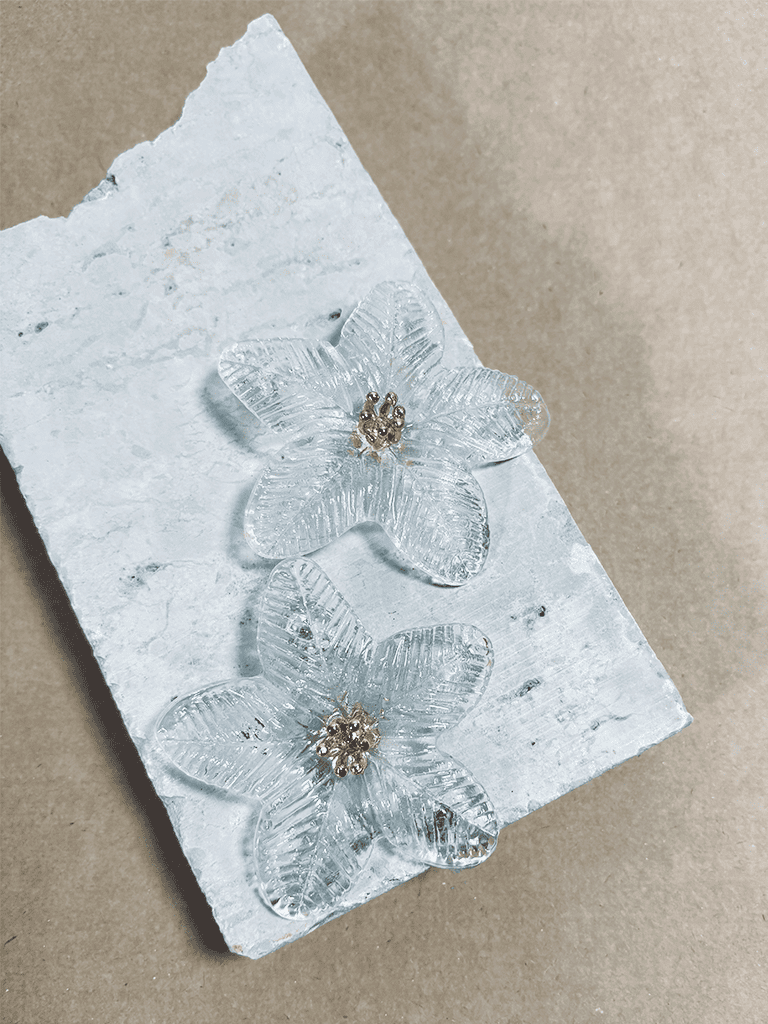 Brinco Boho de Acrílico Transparente com Formato de Flor