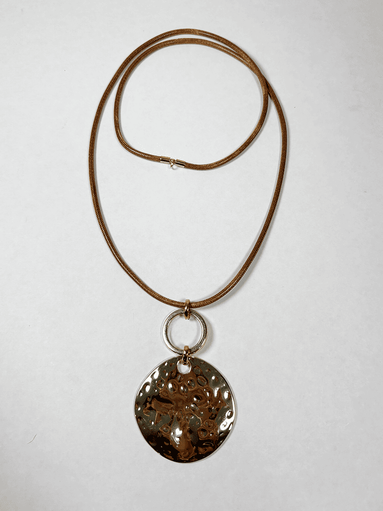 Colar Boho de Corda Marrom com Pingente de Metal Dourado Formato Círculo