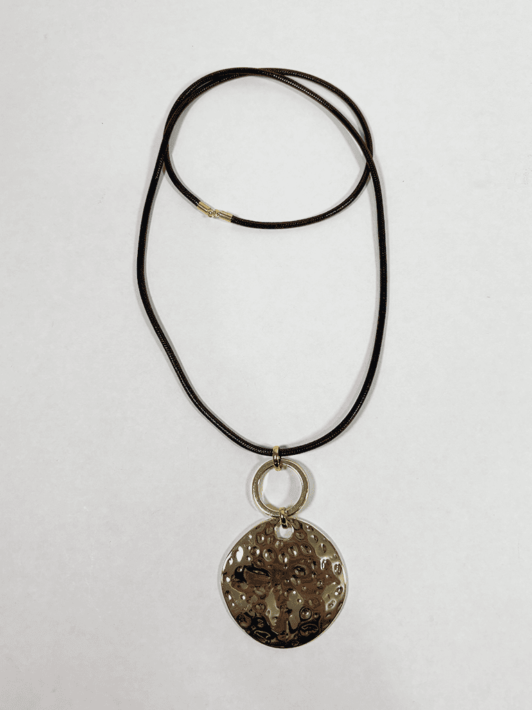 Colar Boho de Corda Preta com Pingente de Metal Prata Formato Círculo