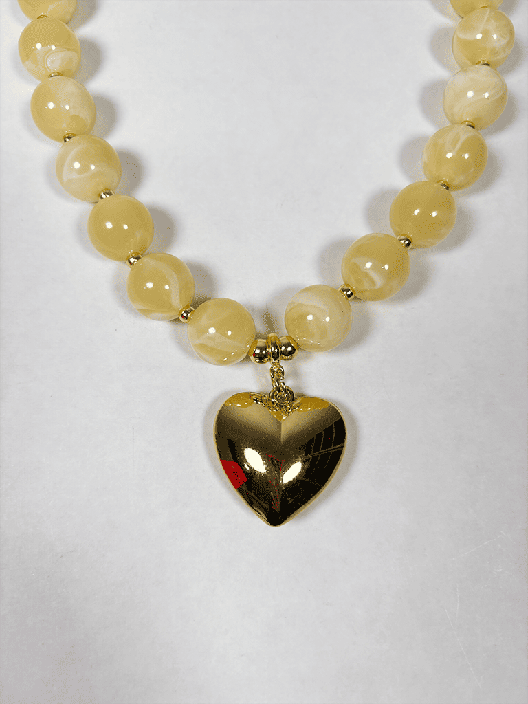 Colar Boho de Pérolas com Pingente de Metal Dourado com Formato de Coração