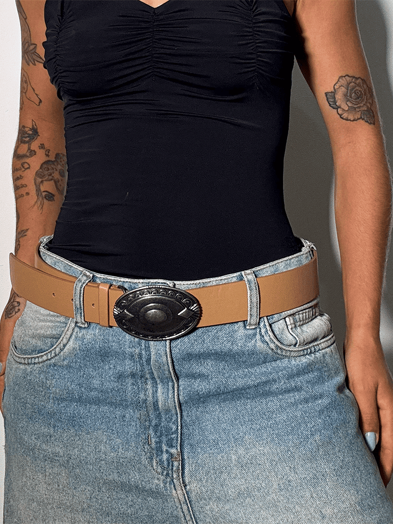 Cinto Cowboy de Couro Sintético Bege com Fivela de Metal