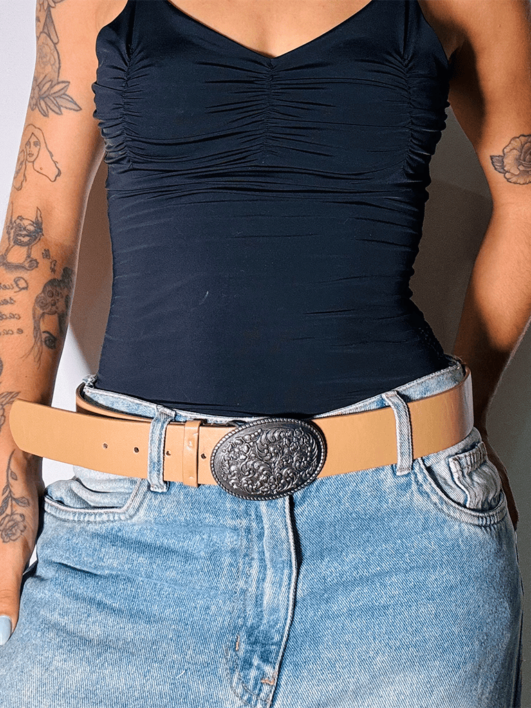 Cinto Cowboy de Couro Sintético Bege com Fivela de Metal Criativa