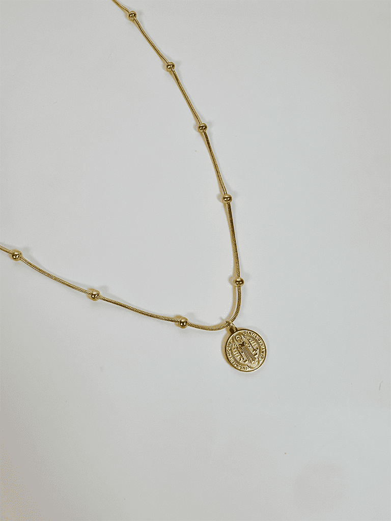 Colar Dourado com Medalha Religiosa e Esferas Decorativas