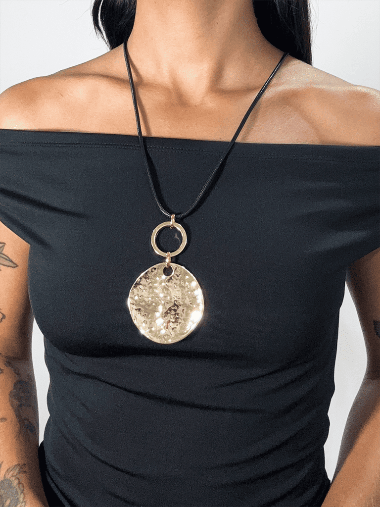Colar Boho de Corda Preta com Pingente de Metal Prata Formato Círculo