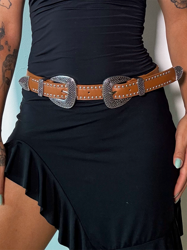 Cinto Country de Couro Sintético Cor Terra com Tachas e Fivela Prata