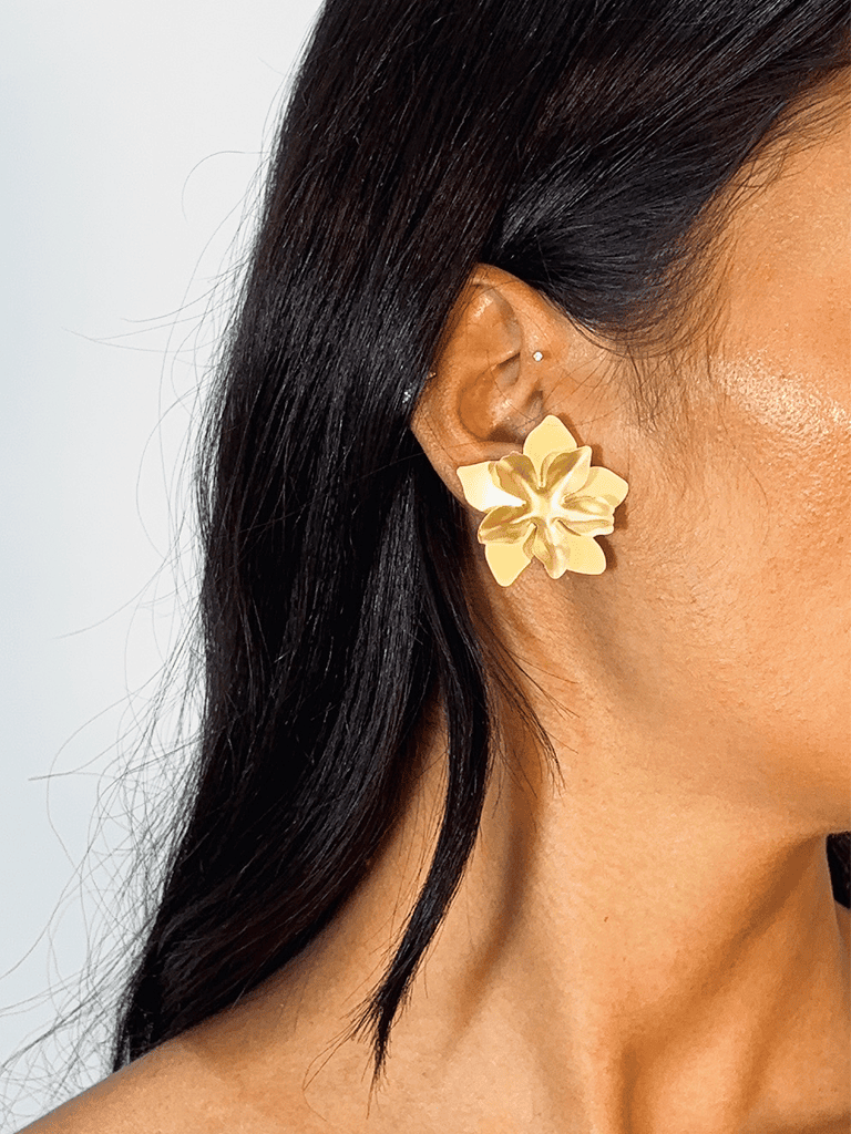 Brinco Boho de Metal Dourado Fosco com Formato de Flor