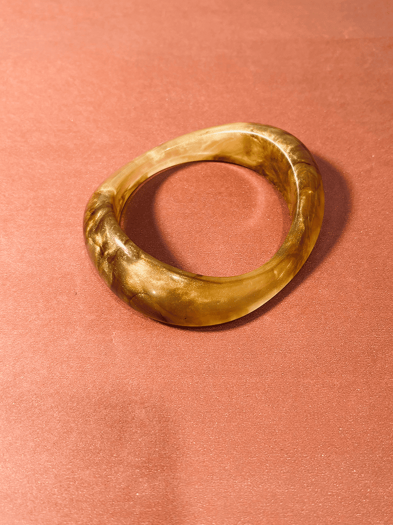 Bracelete Boho de Resina Amarelada com Formato Orgânico
