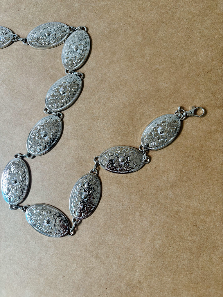 Cinto de Metal Prata em Formato Oval